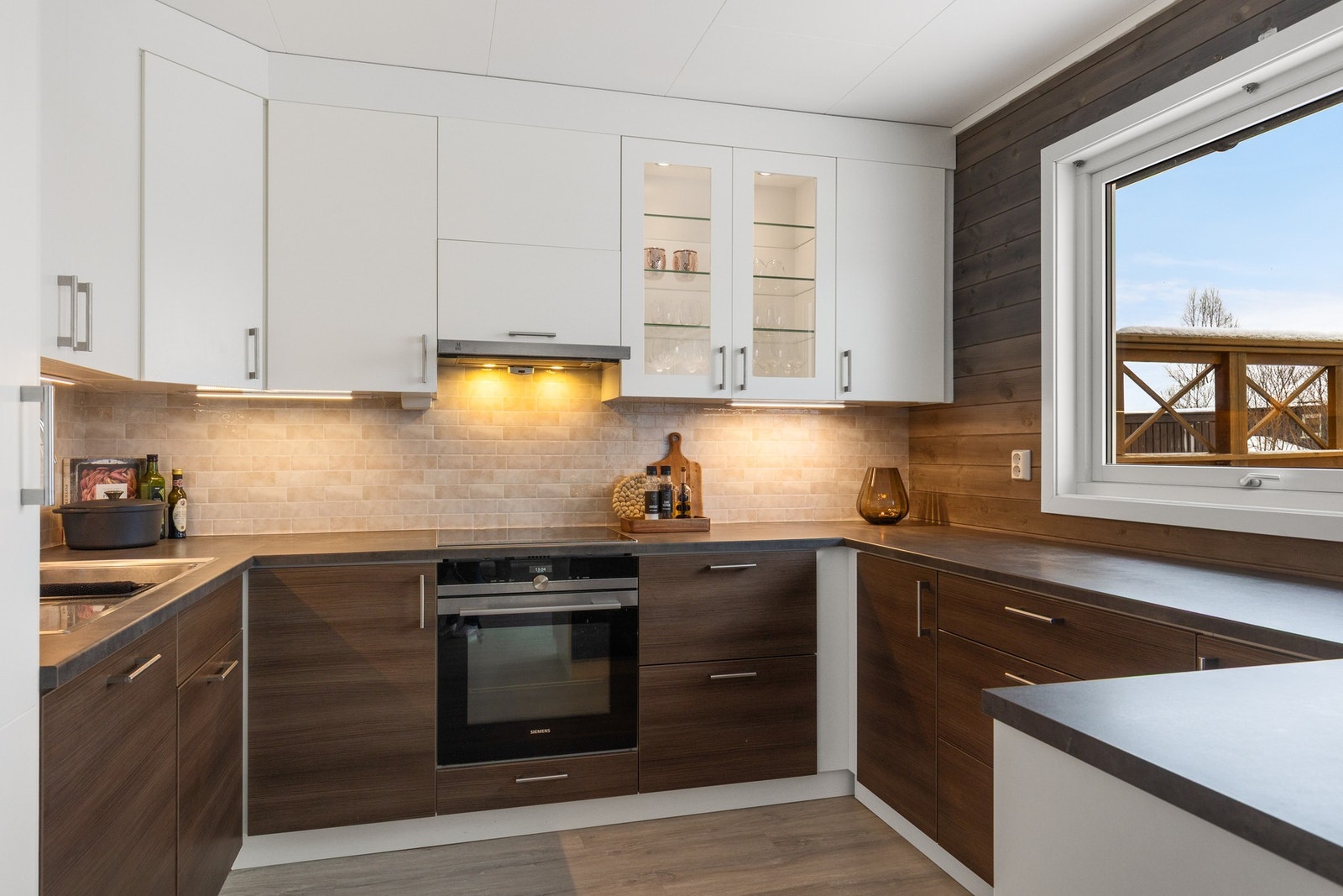 Moderne og tidløst kjøkken som har rikelig med skap- og benkeplass | Kjøkkenet har slette fronter og integrerte hvitevarer Galleribilde