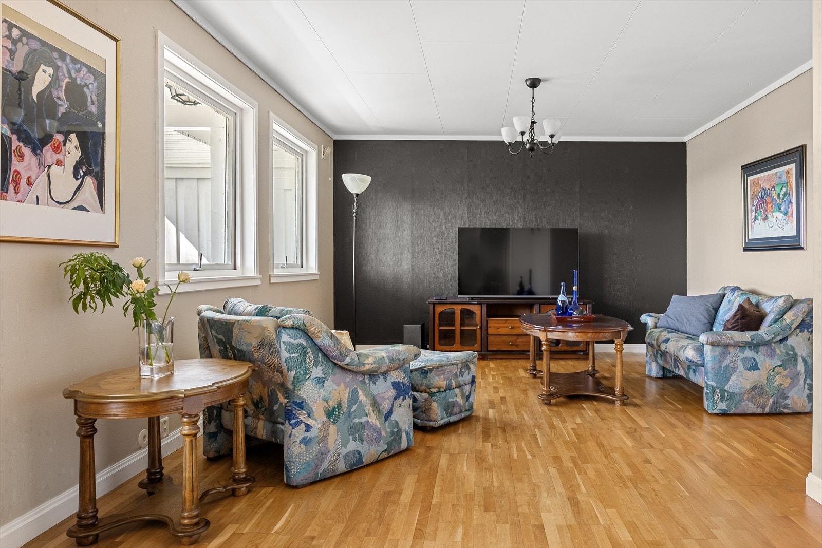 Ett av soverommene er i dag er innredet som en koselig TV-stue. Galleribilde