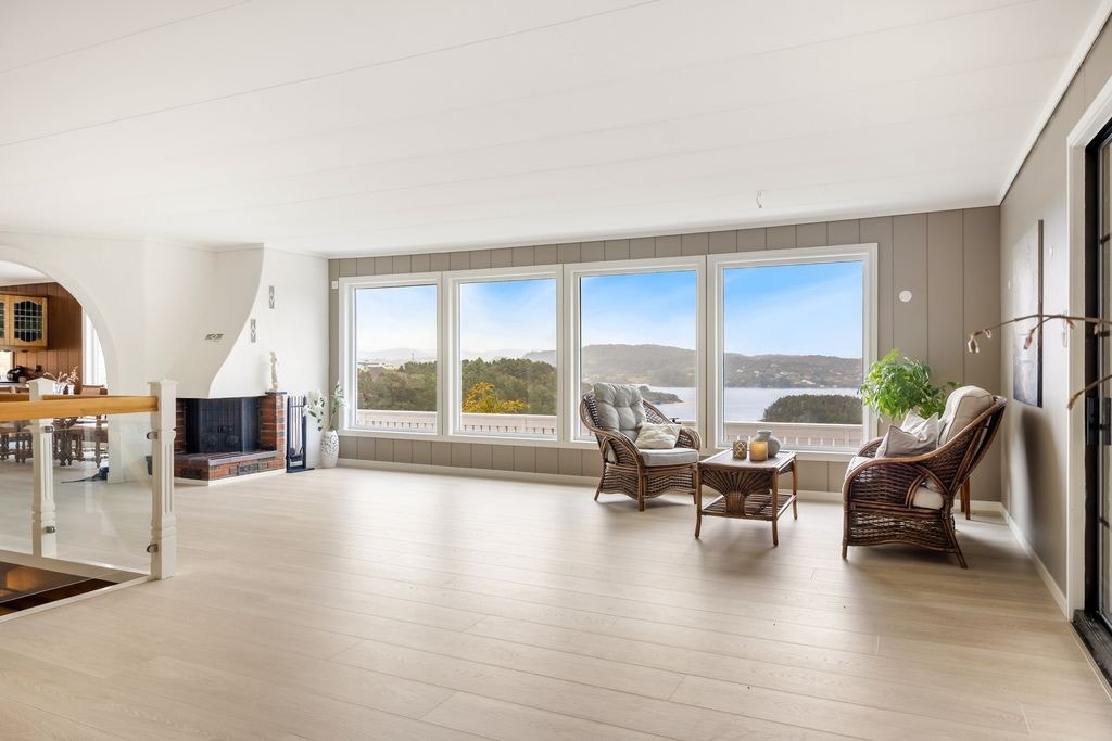 Stor, luftig stue med god plass til ønsket møblering Galleribilde