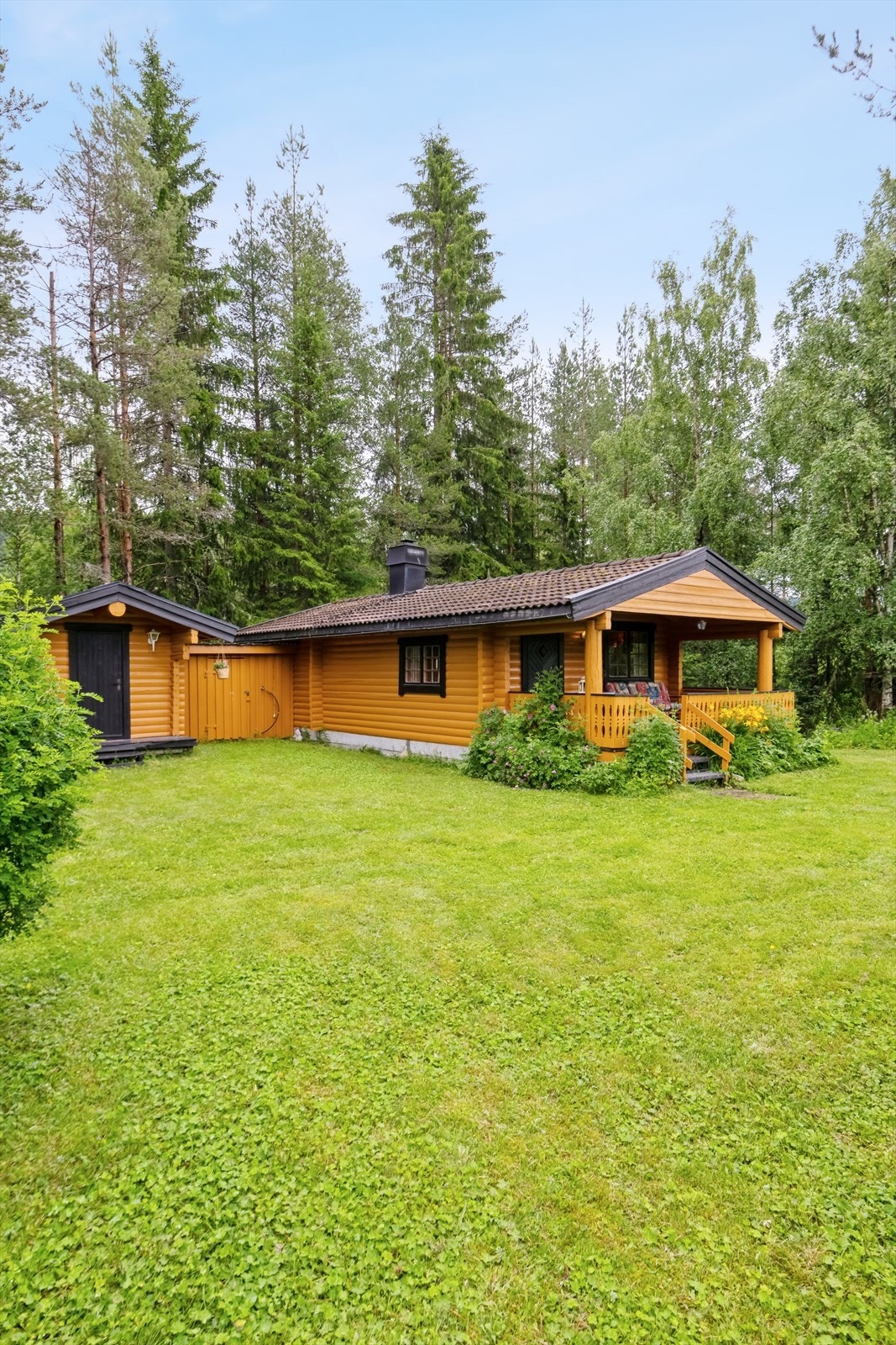 Eiendommen byr på stor, flat hage - ideell for lek og utendørsaktiviteter. Galleribilde