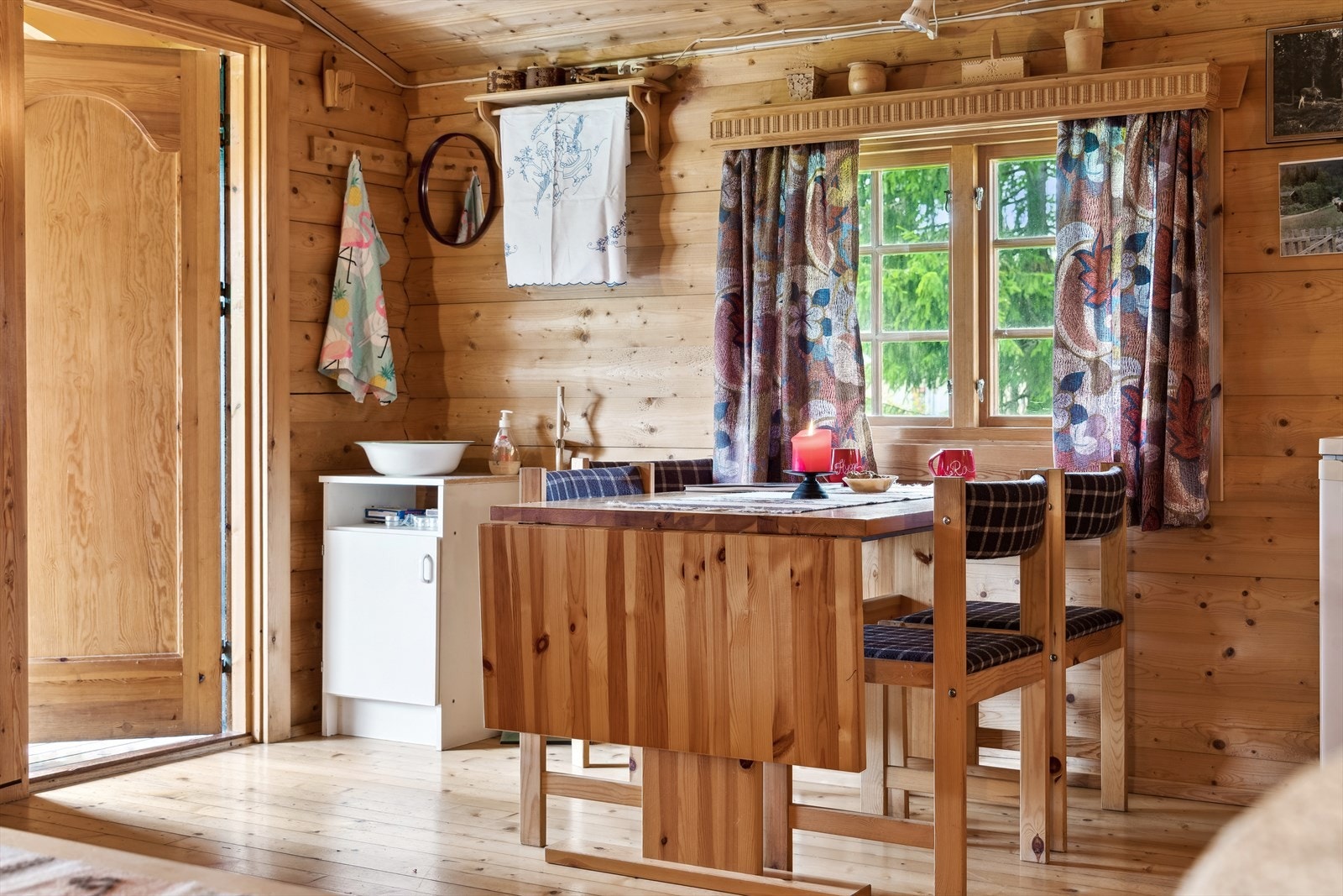 Spiseplass ved kjøkkenet. Galleribilde