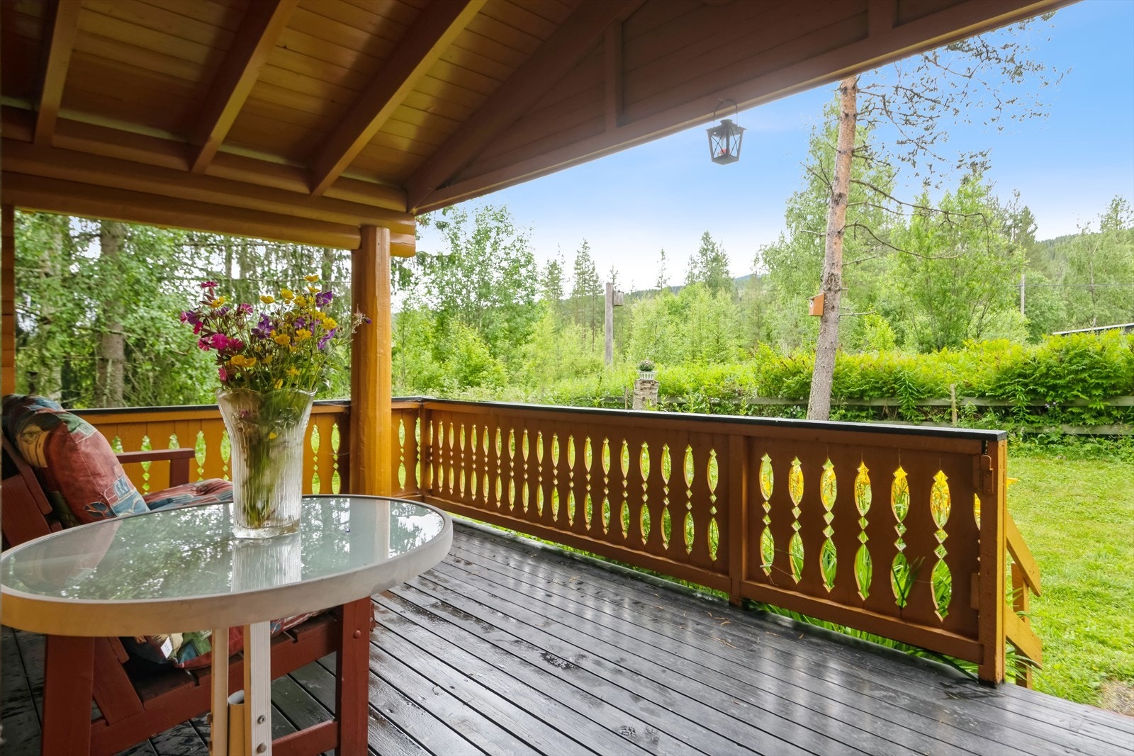 Overbygget terrasse gjør at man kan sitte skjermet for vær og vind. Galleribilde