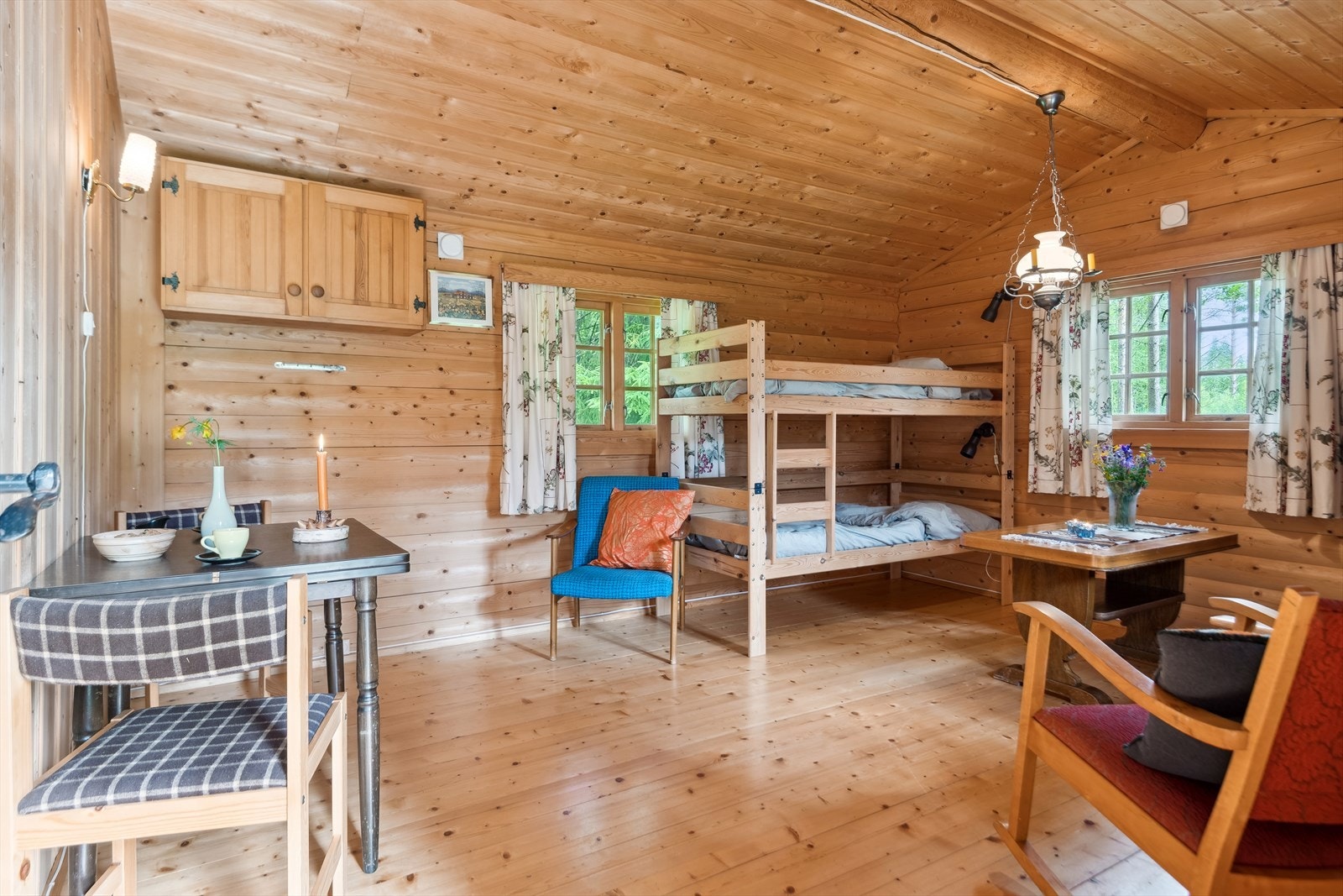 Tilbygget gir fleksibilitet - perfekt som ekstra stue eller ekstra sengeplasser. Galleribilde