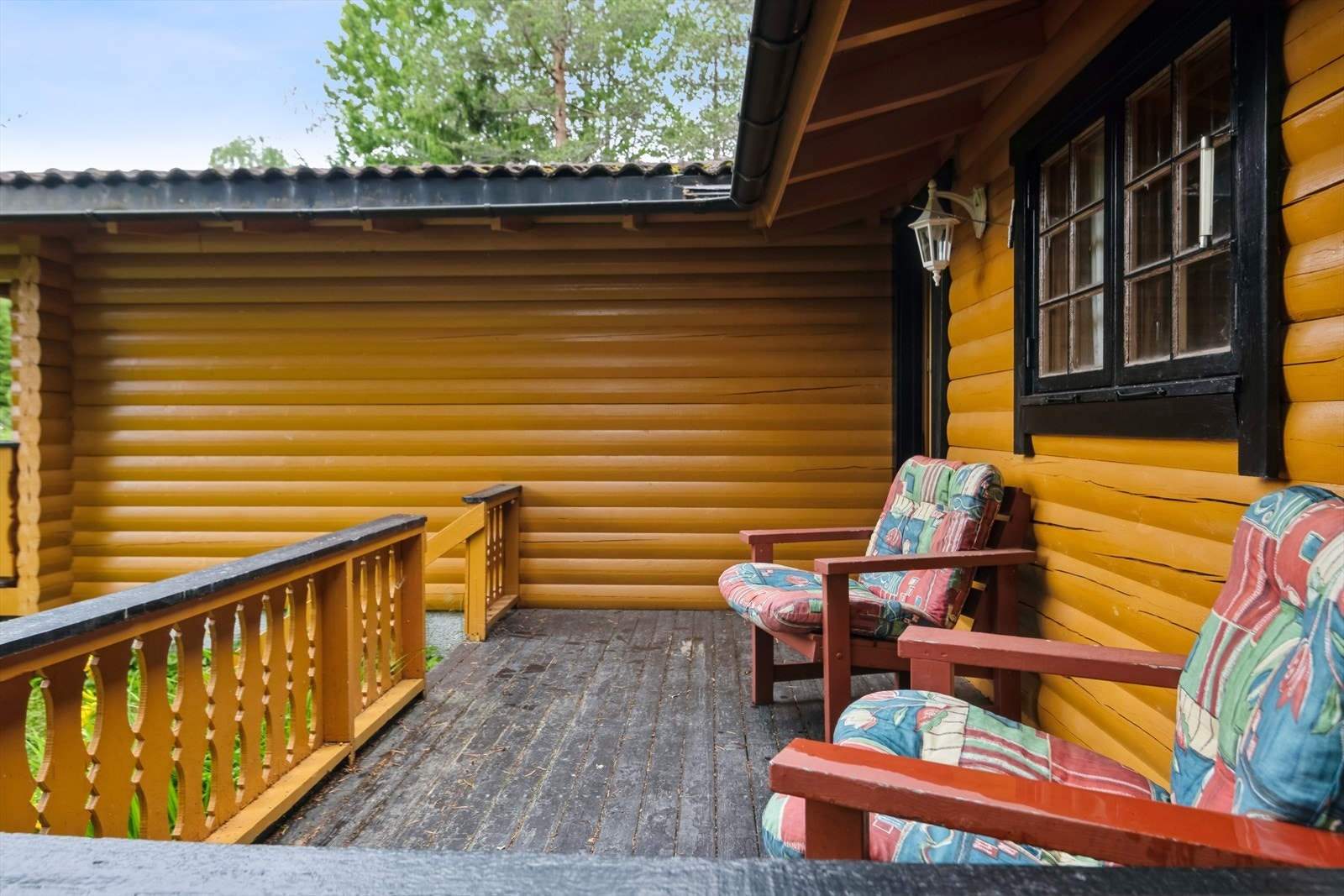 Utenfor den tilbygde delen er det er en egen terrasse. Herfra er det adkomst inn til tilbygget. Galleribilde