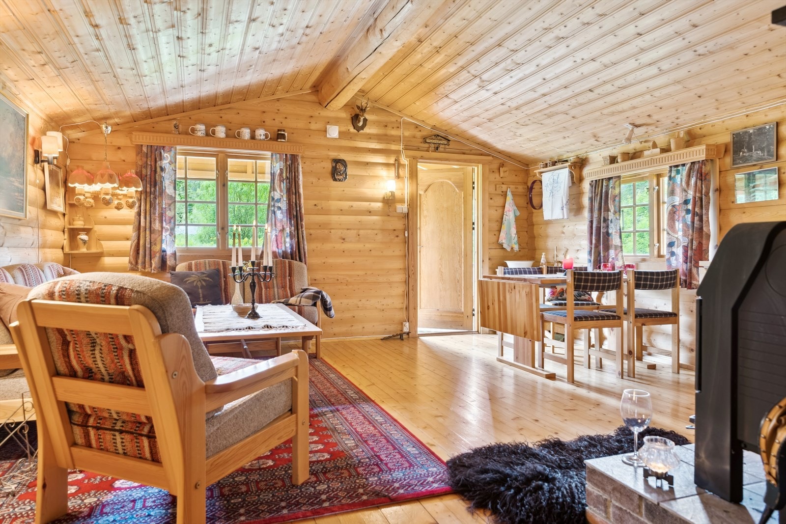 Åpen stue- og spisestueløsning gir med gode innredningsmuligheter. Galleribilde