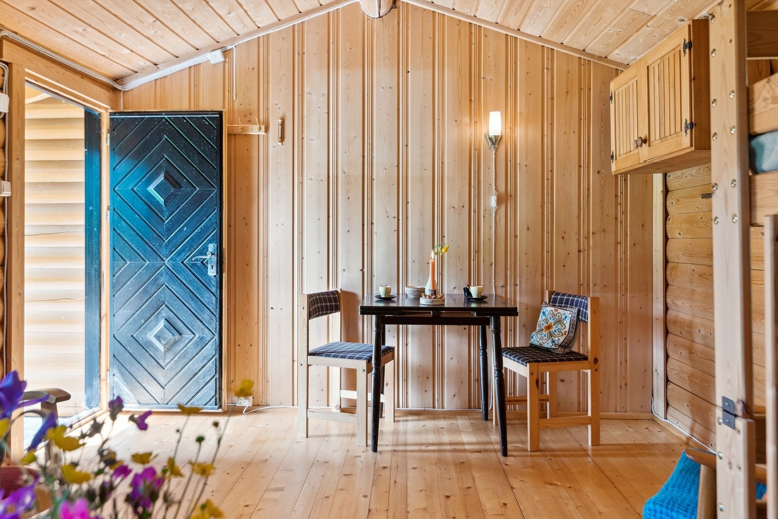 Egen entré inn til tilbygget. Det er ikke innvendig adkomst til dette rommet. Galleribilde