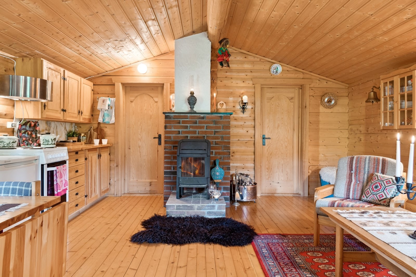 Hyttas primære oppvarmingskilde er vedfyring. Galleribilde