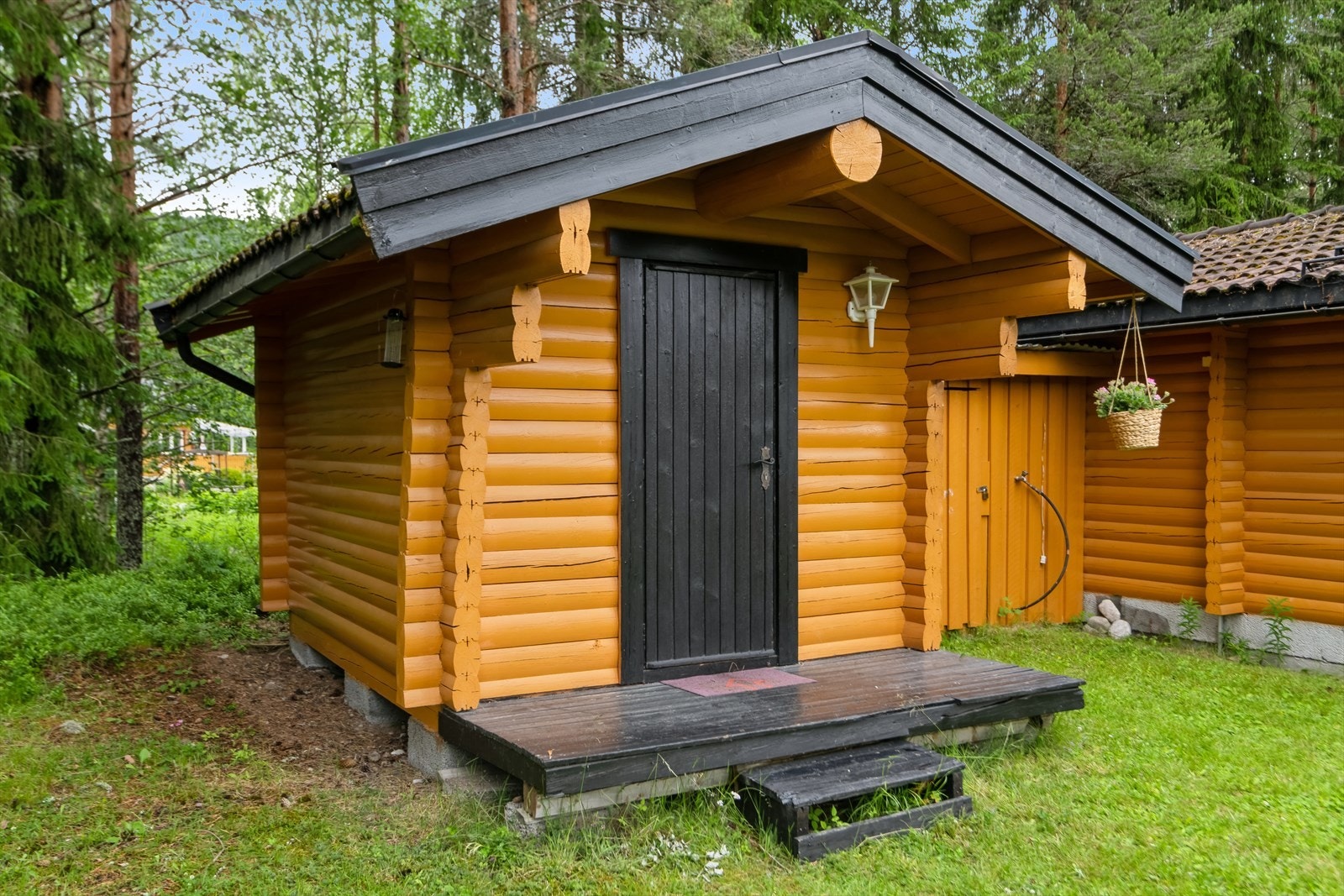 Separat anneks på 7m² fungerer som praktisk sanitærrom og ekstra lagringsplass. Galleribilde