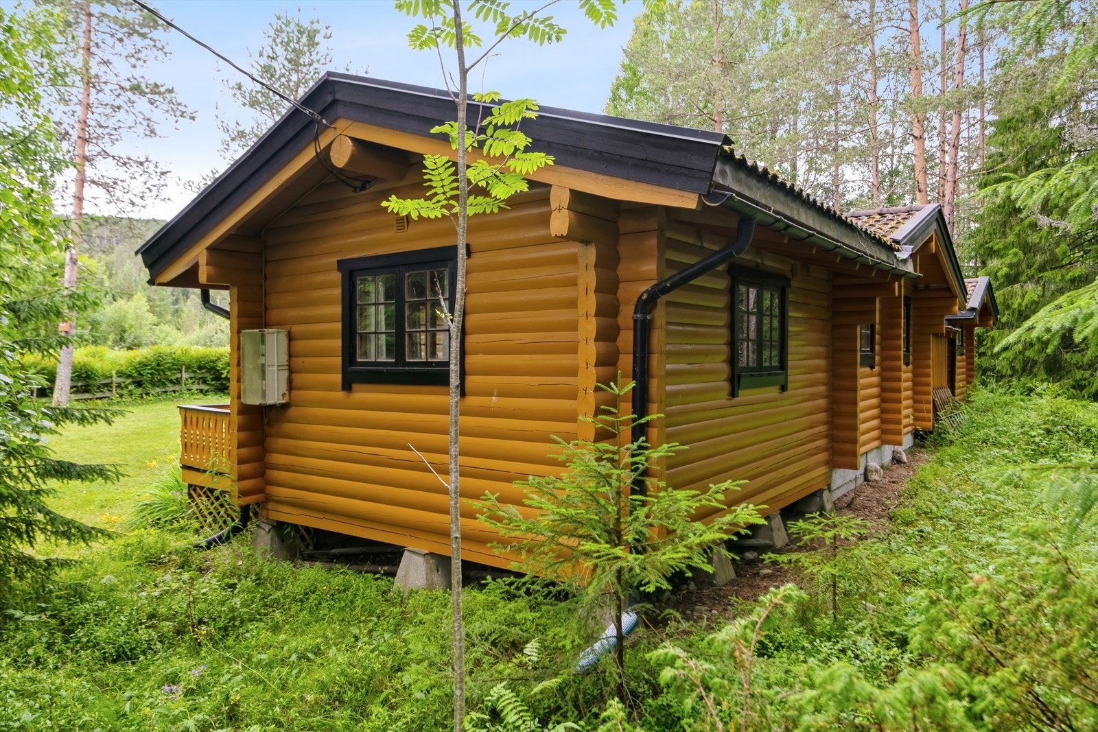 Hytta er oppført i maskinlaftet tømmer. Denne nærmeste delen ble tilbygd i 1985. Galleribilde