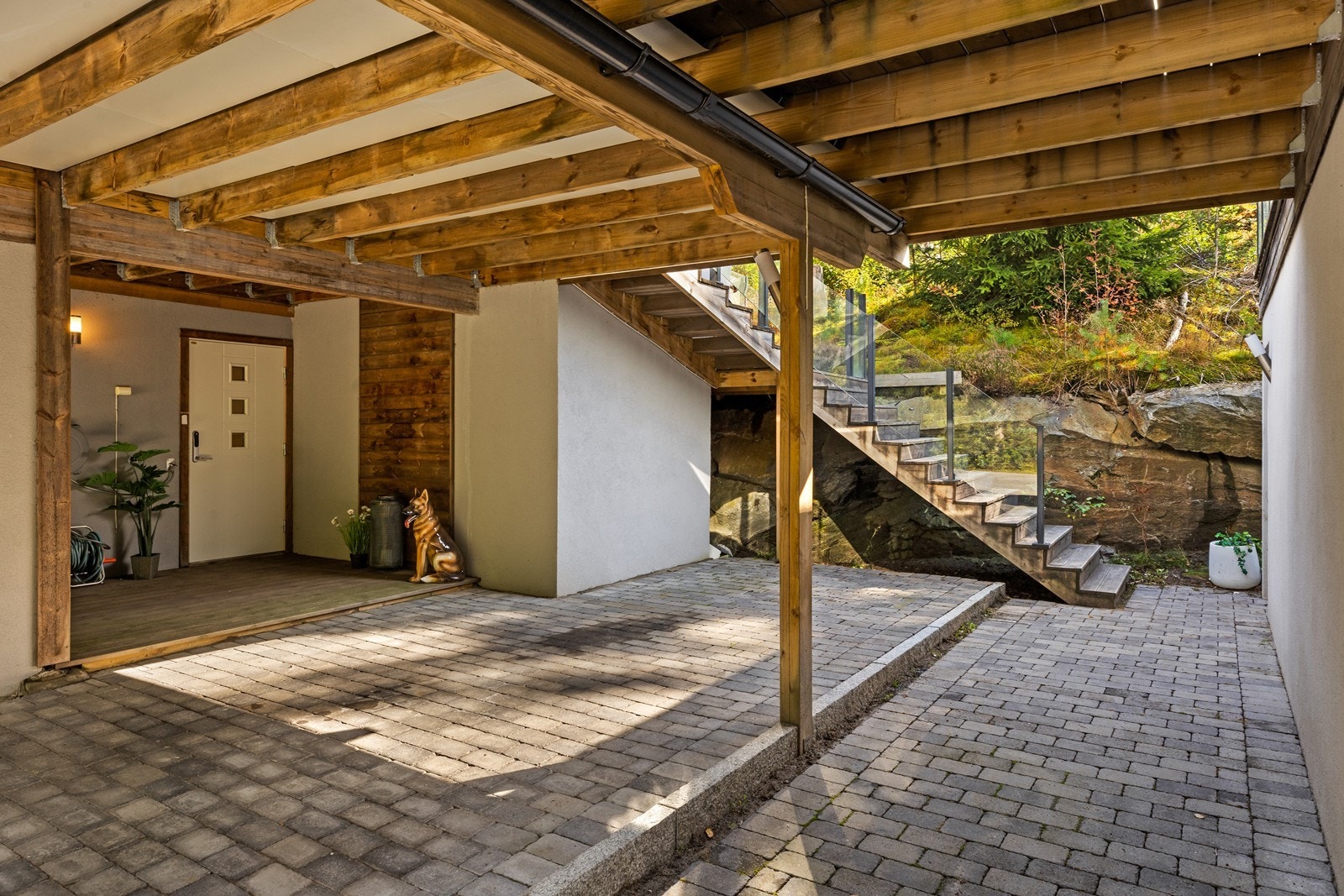 Inngangspartiet i underetasjen er overbygd. Galleribilde