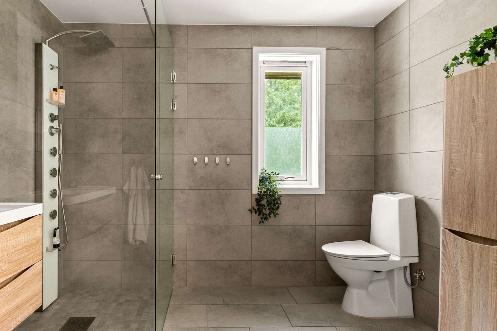 Flislagt bad i 2. etasje. Innredet med nedfelt servant, toalett, opplegg til vaskemaskin og dusjvegger/hjørne. Galleribilde