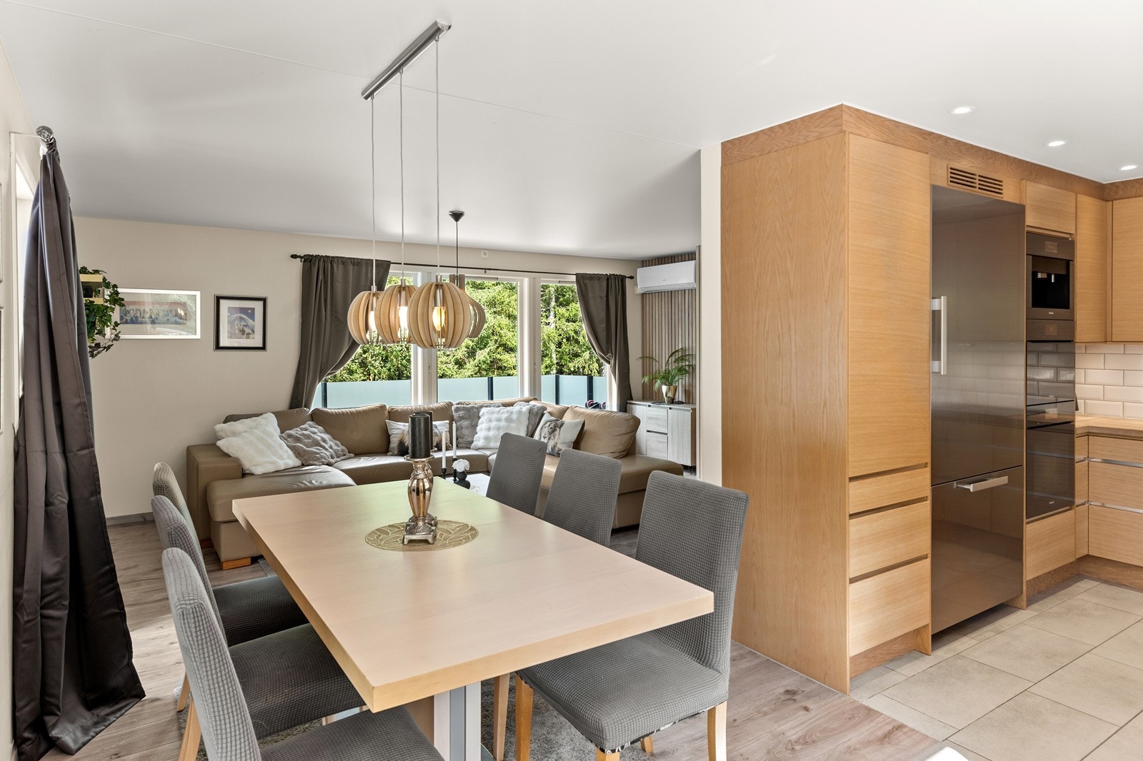 Plass til spisegruppe i tilknytning til kjøkkenet. Galleribilde