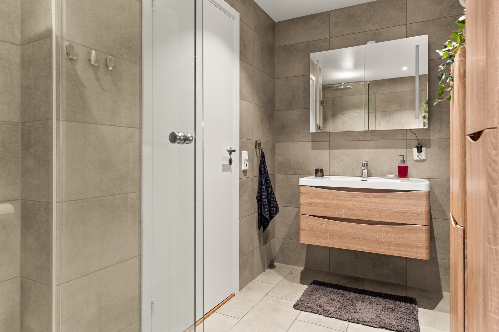 Flislagt bad i 1. etasje. Innredet med nedfelt servant, toalett og dusjvegger/hjørne. Galleribilde