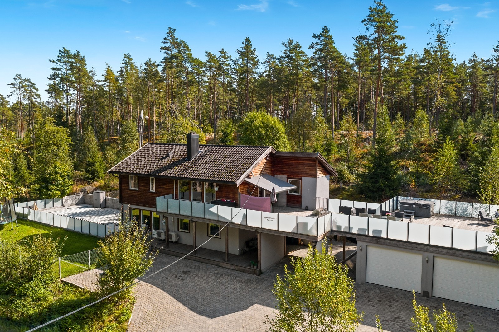 Landlig og fint beliggende. Steinlagt gårdsplass. Store fine terrasser! Inngjerdet hage. Store garasjer. Galleribilde