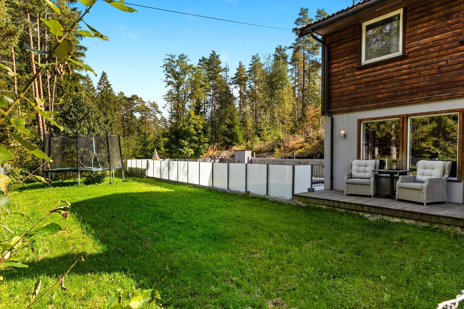 Hagen er inngjerdet og tilrettelagt for uteaktiviteter og lek. Galleribilde