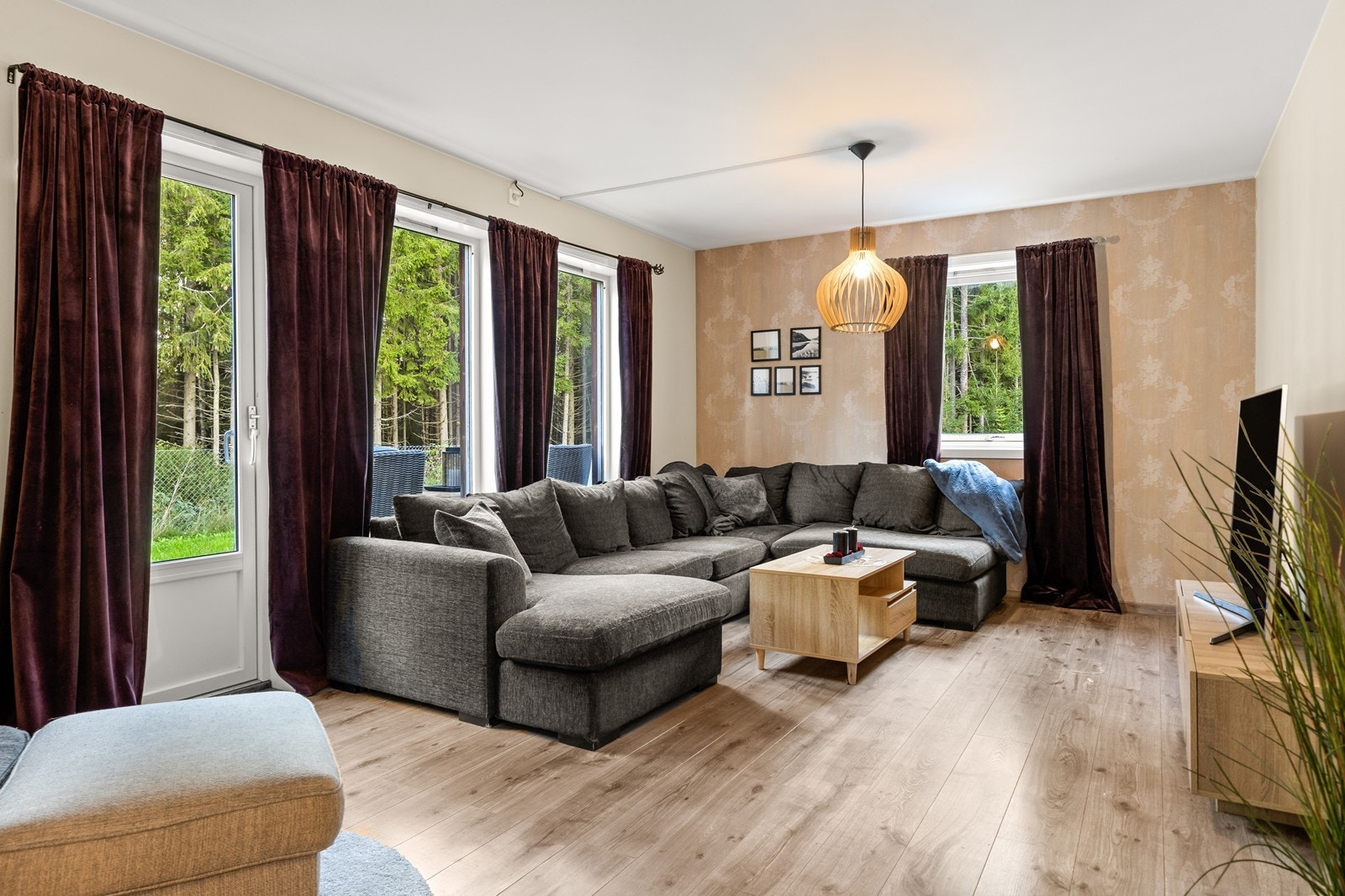 Hyggelig kjellerstue med utgang til platting og inngjerdet hage. Galleribilde