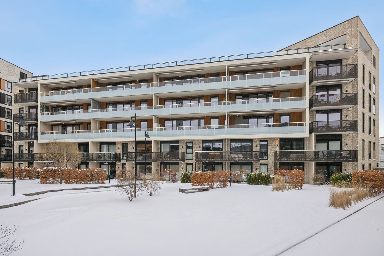 Moderne boligbygg med pent opparbeidet felles privat uteområde. Galleribilde