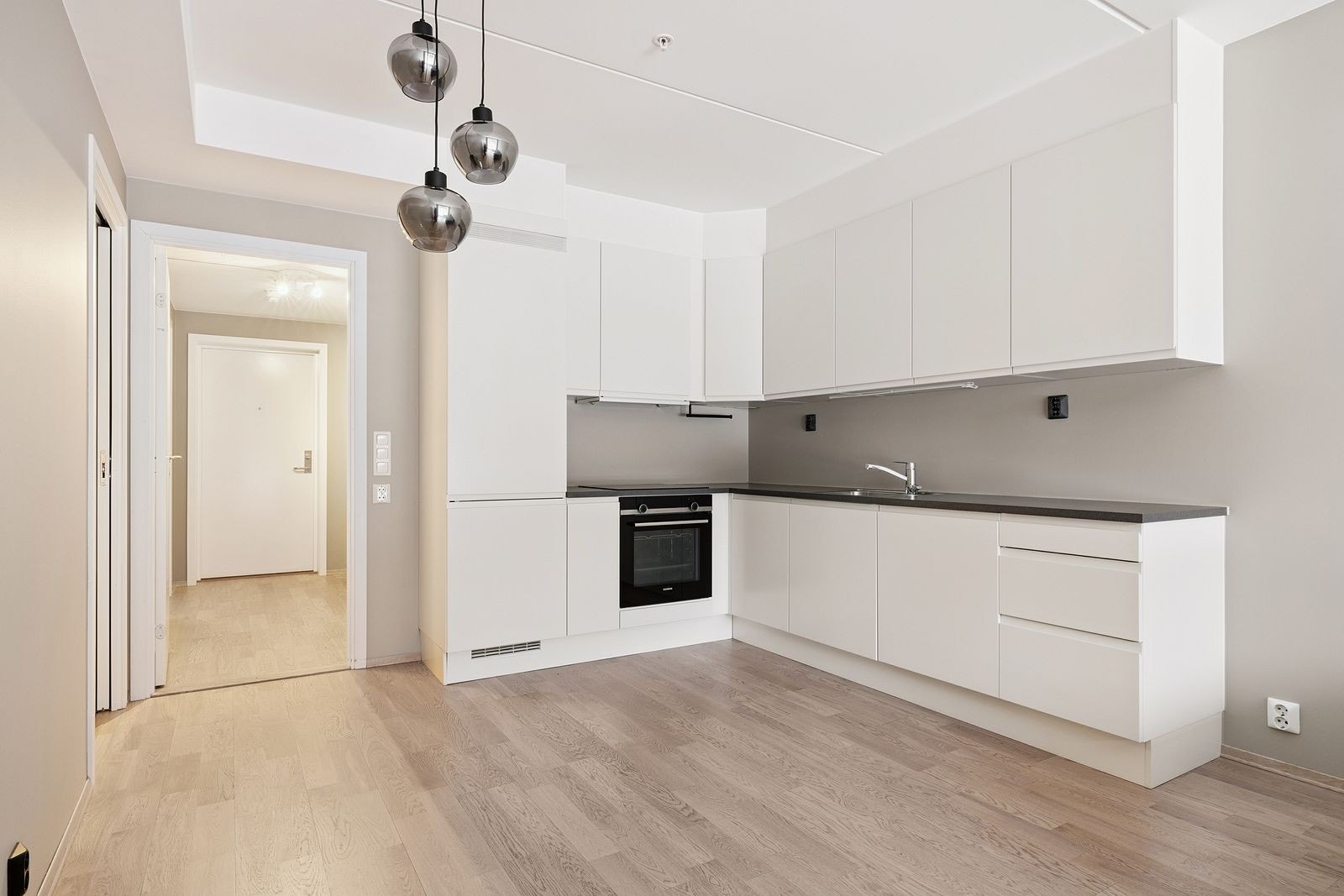 Kjøkkenet ligger praktisk tilknyttet entré og stue, med effektiv planløsning. Galleribilde