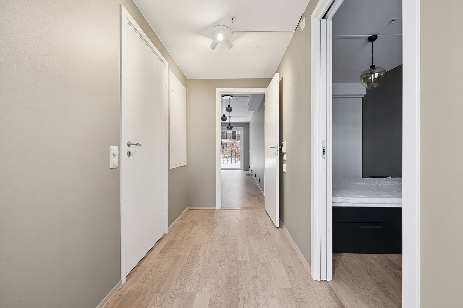 Lys og romslig entré med god plass til oppbevaring og adkomst til boligens øvrige rom. Galleribilde