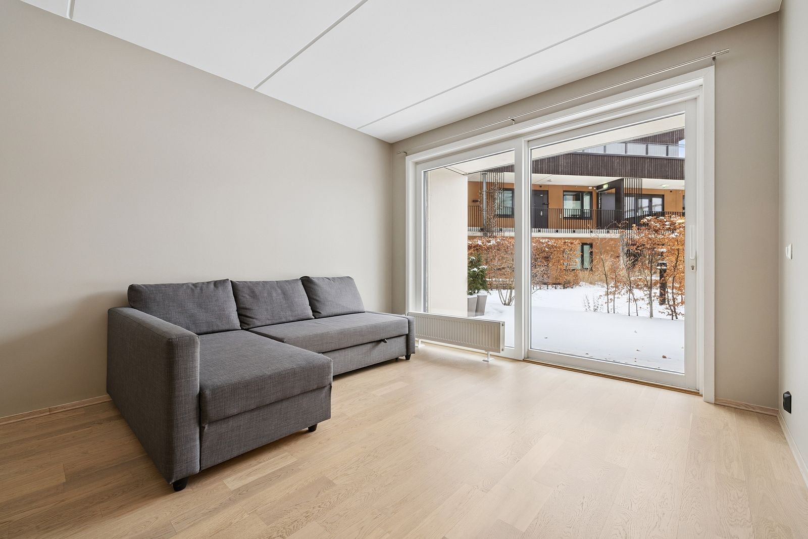 Stuen har store vindusflater og direkte utgang til uteplass som gir godt lysinnslipp. Galleribilde