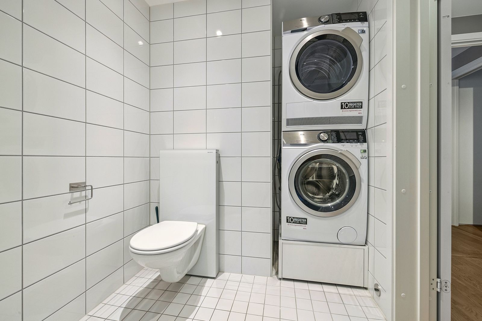 Badet har opplegg for vaskemaskin og tørketrommel, samt god plassutnyttelse. Galleribilde