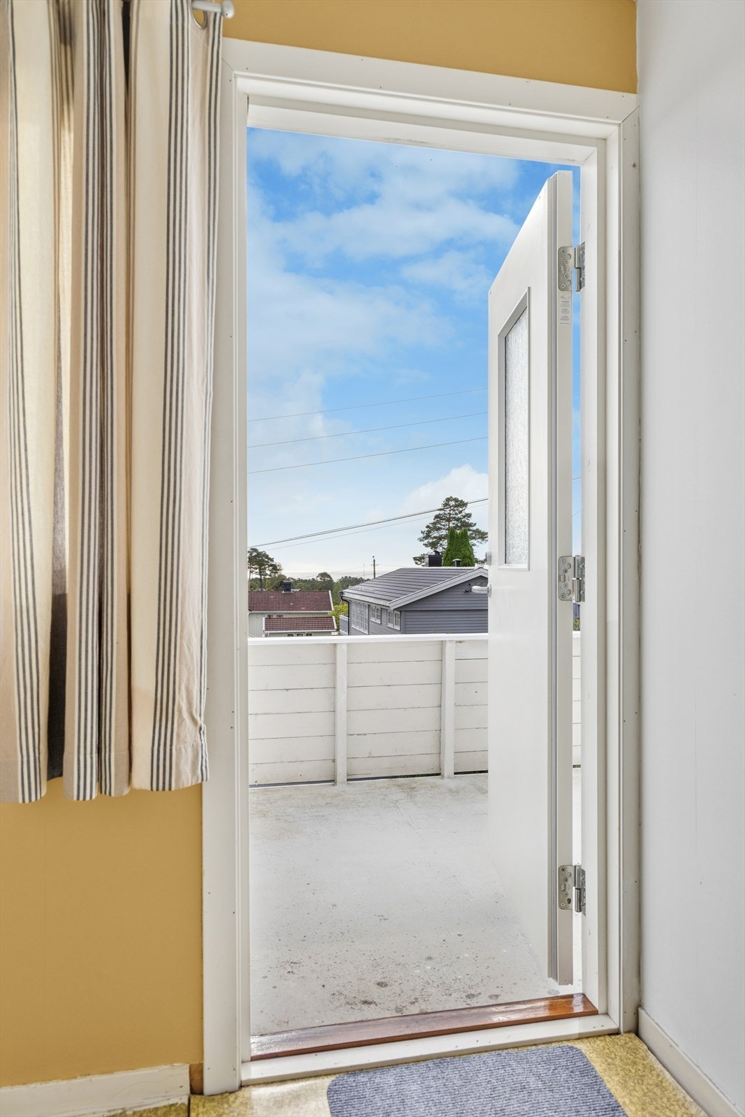 Utgang til balkong fra soverommet Galleribilde