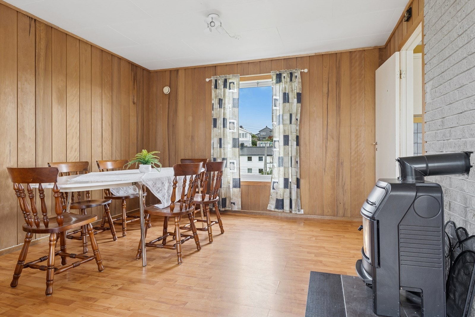 Romslig spiseområde med naturlig lys fra store vinuer. Galleribilde