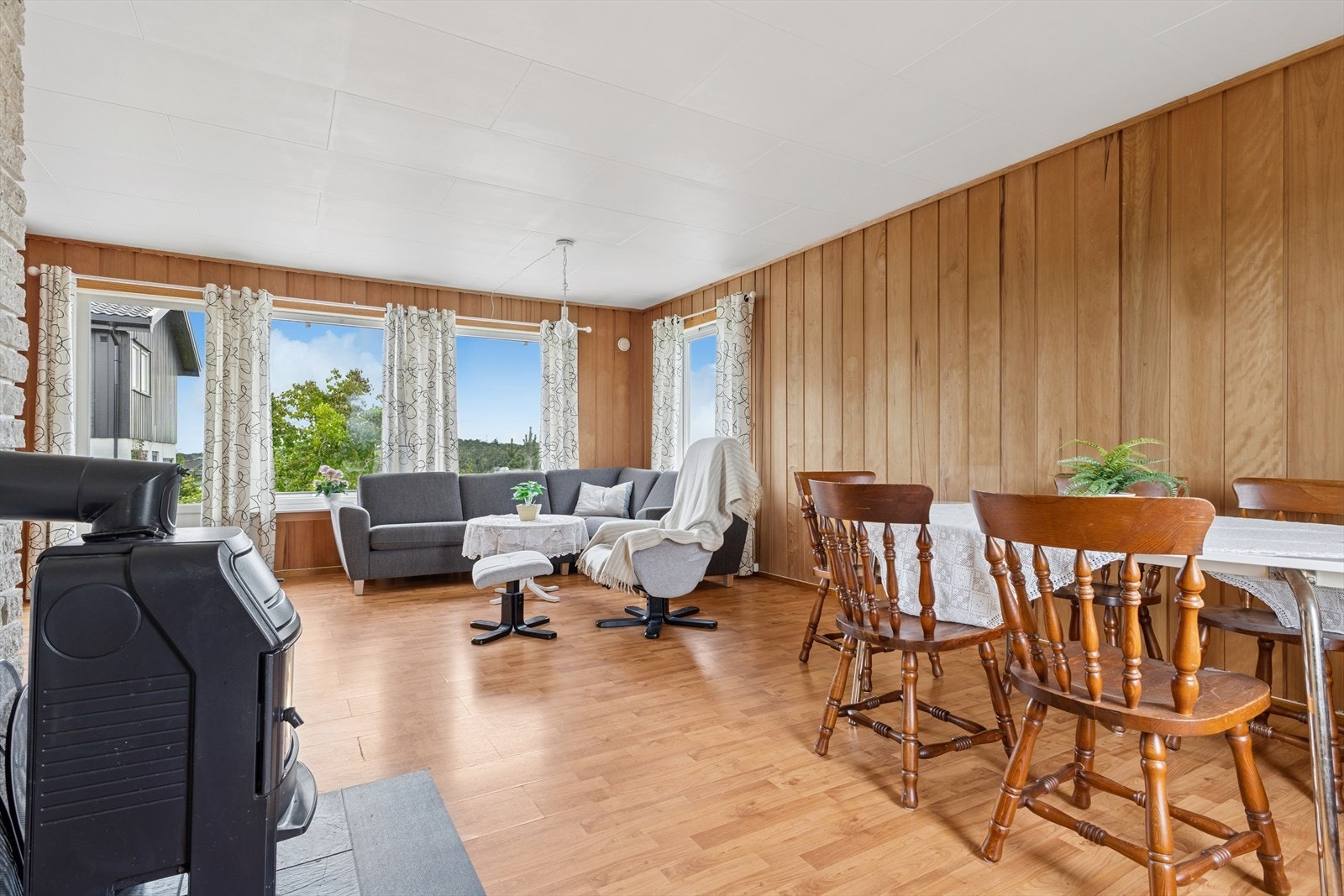 Åpen løsning mellom stue og spiseområde Galleribilde