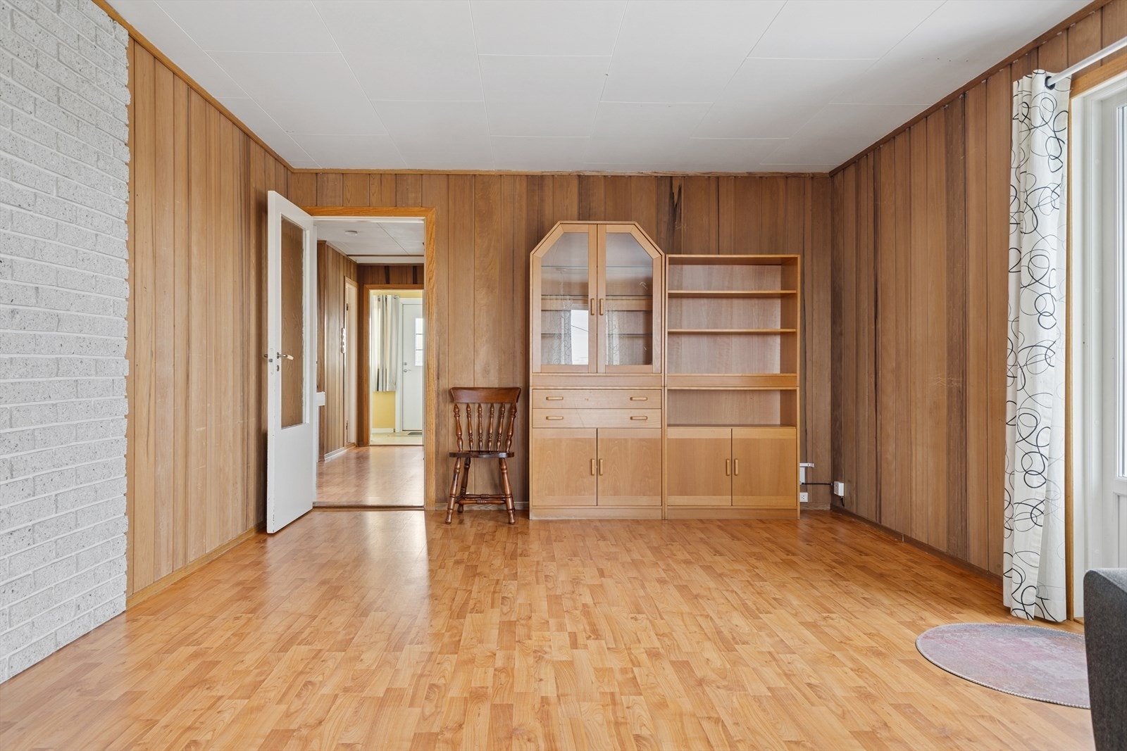 Fra stuen kan man gå rett ut på verandaen. Galleribilde