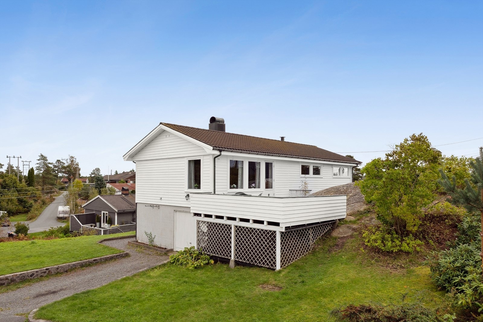 Grarasje og gressplen. Galleribilde