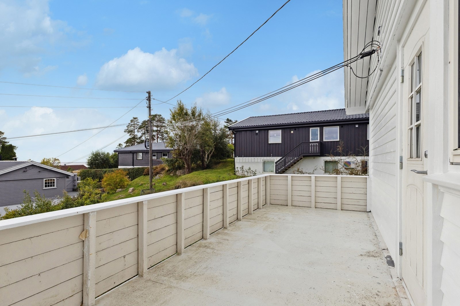 Solrik balkong med hyggelig utsikt. Galleribilde