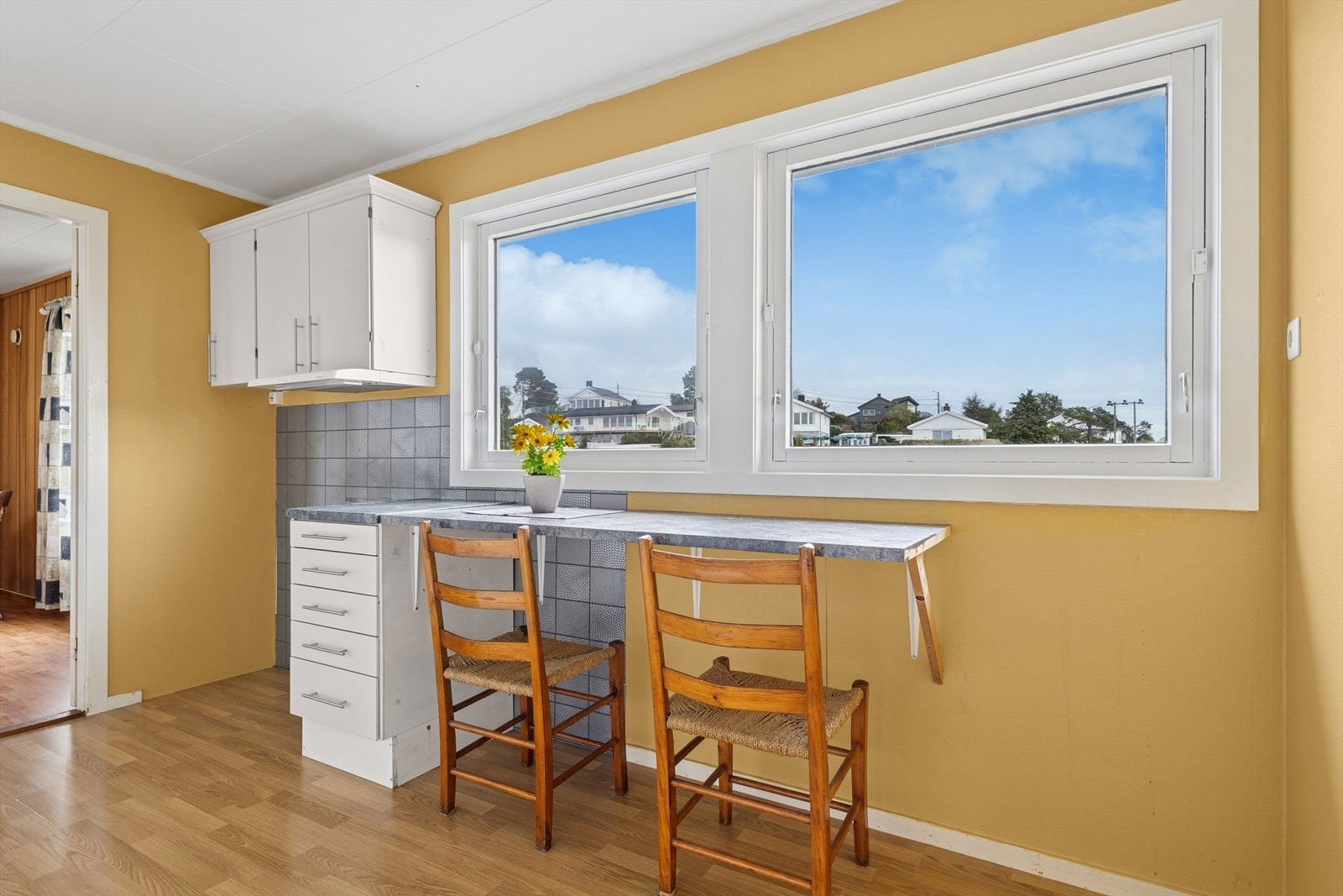 kjøkkenet har en egen spiseavdeling med fin utsikt. Galleribilde