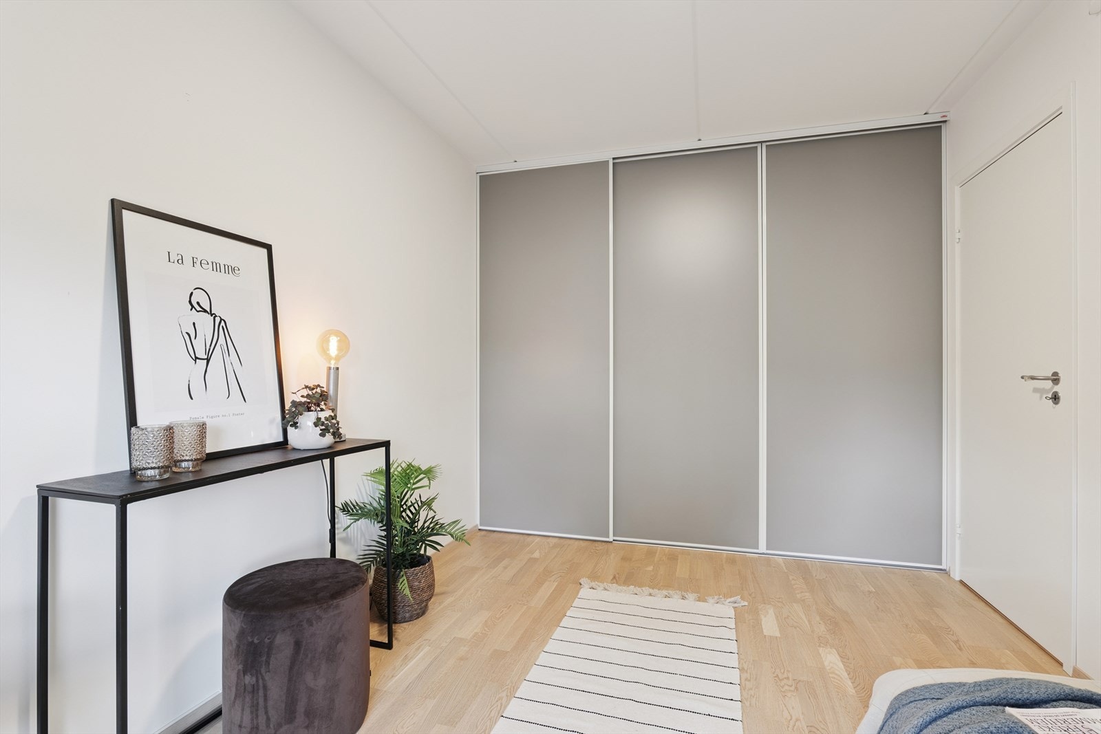 Soverom 2 med skyvedørsgarderobe. Galleribilde