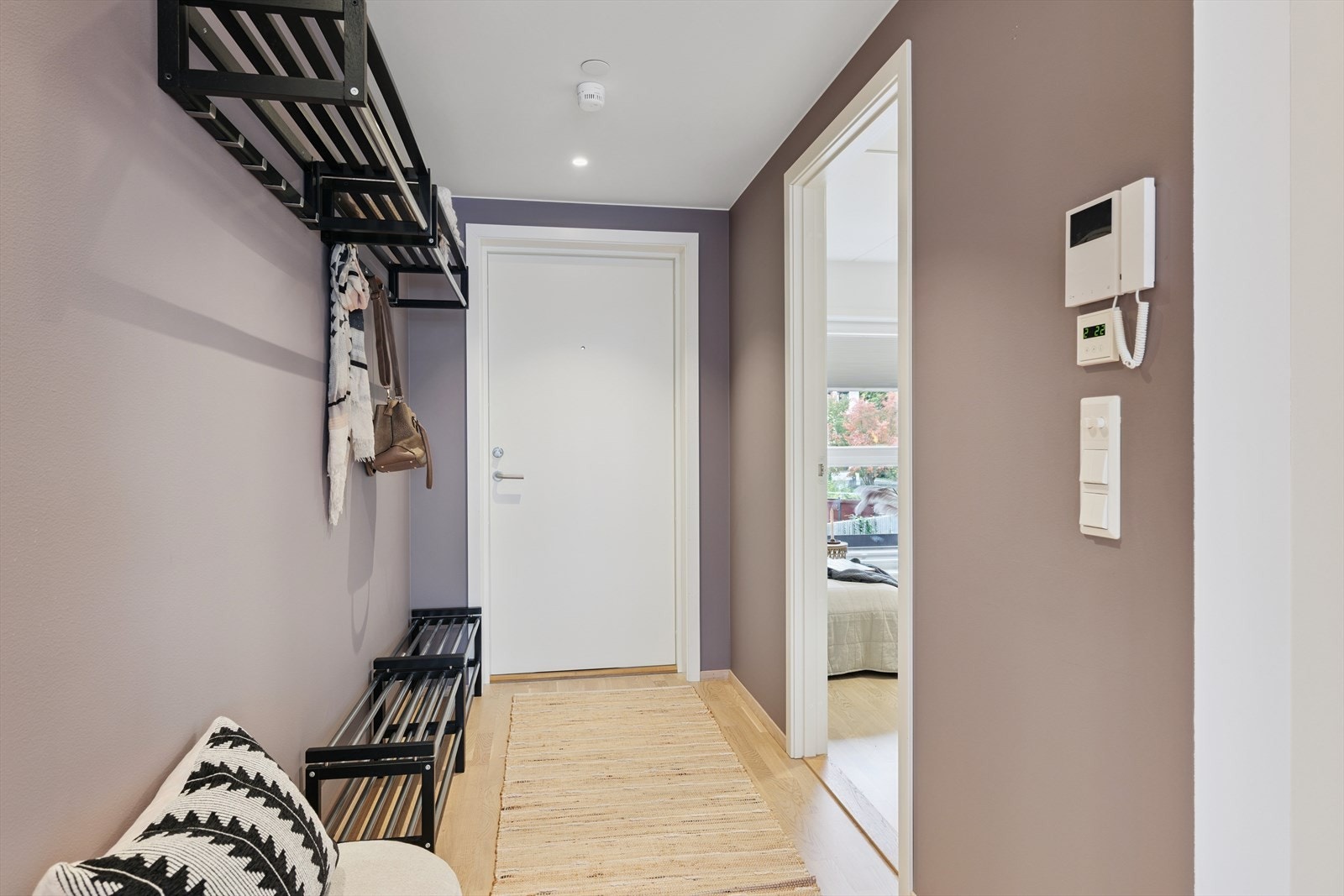 Entré/gang med downlights i tak. Galleribilde