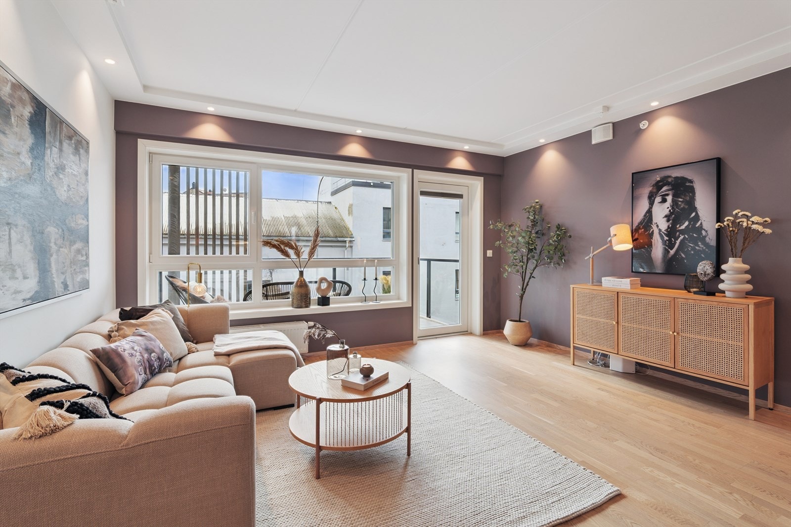 Stue med kontrastvegg i en lun farge. Påkostet med downlight langs vegger. Galleribilde