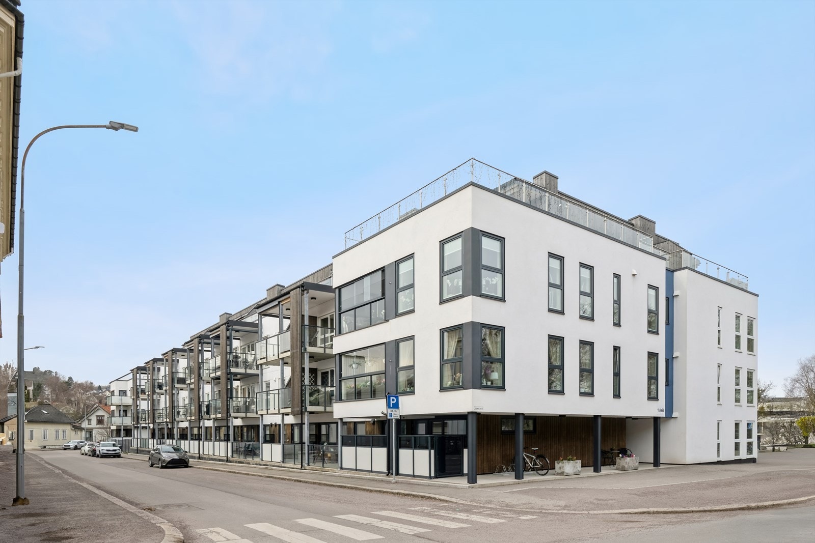 Fasade mot Storgata med felles inngangsparti med porttelefon med kamera. Galleribilde