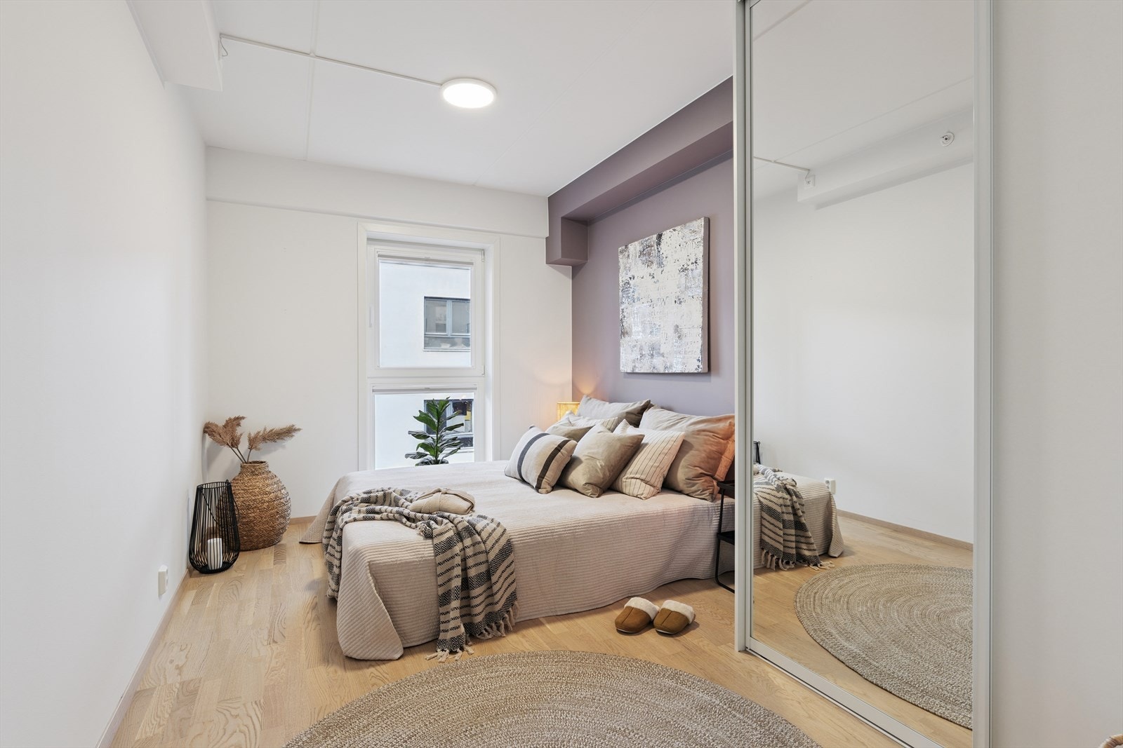 Soverom 1 med skyvedørsgarderobe. Galleribilde