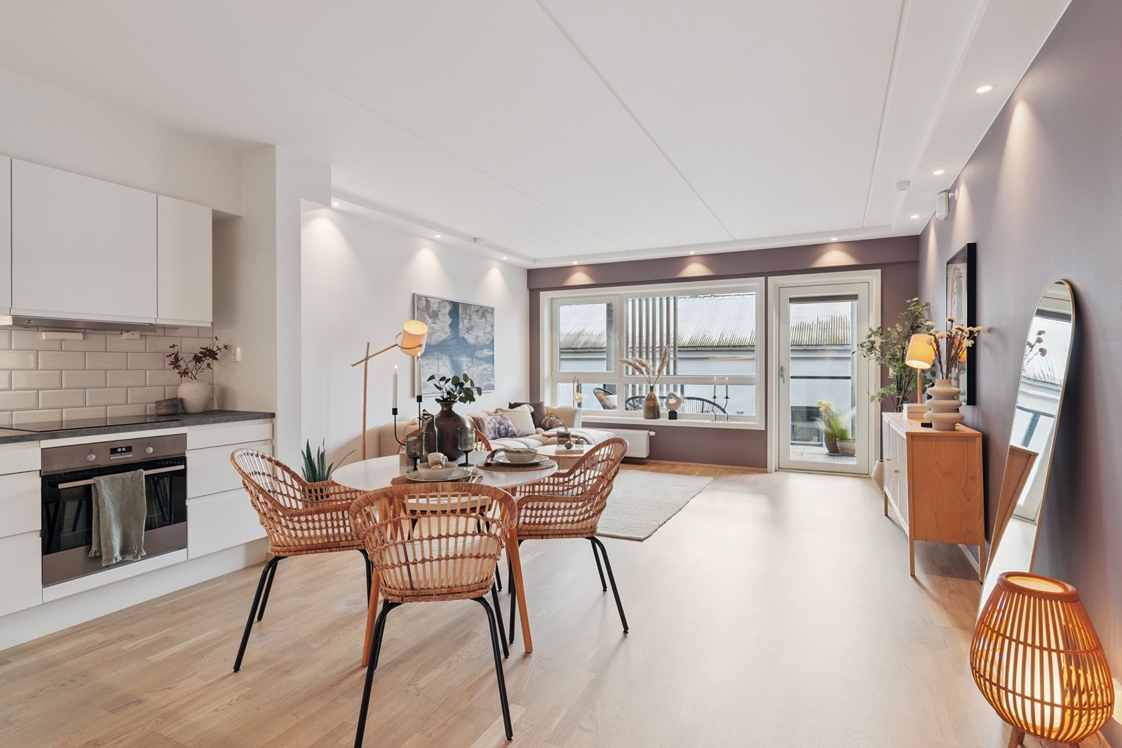 Lys og koselig stue med store, moderne vinduer mot gaten. Galleribilde