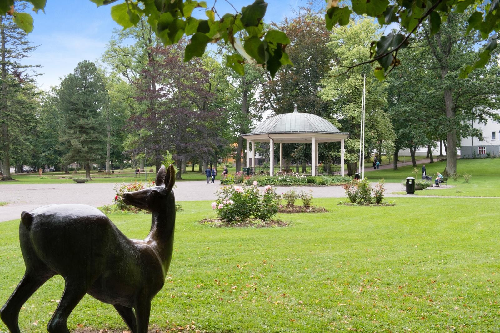 Rett over veien finner du vakre Lystlunden Park. Galleribilde