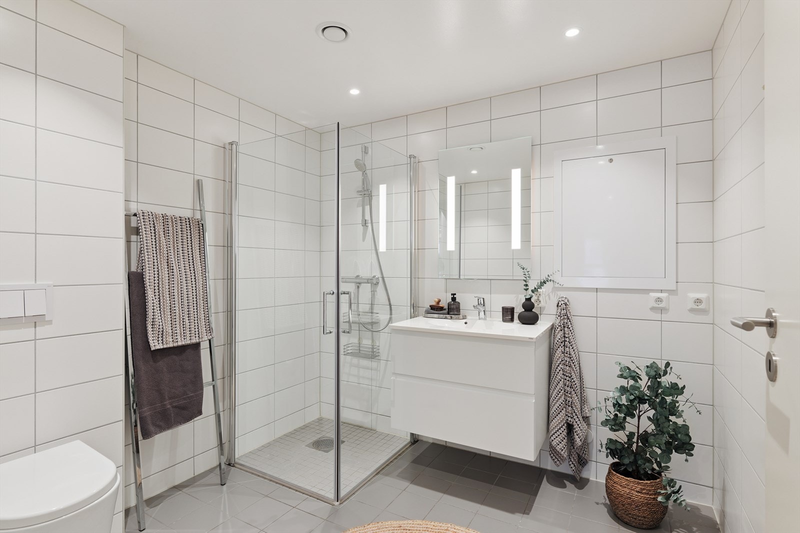 Pent flislagt bad/vaskerom med elektriske varmekabler i gulv. Galleribilde