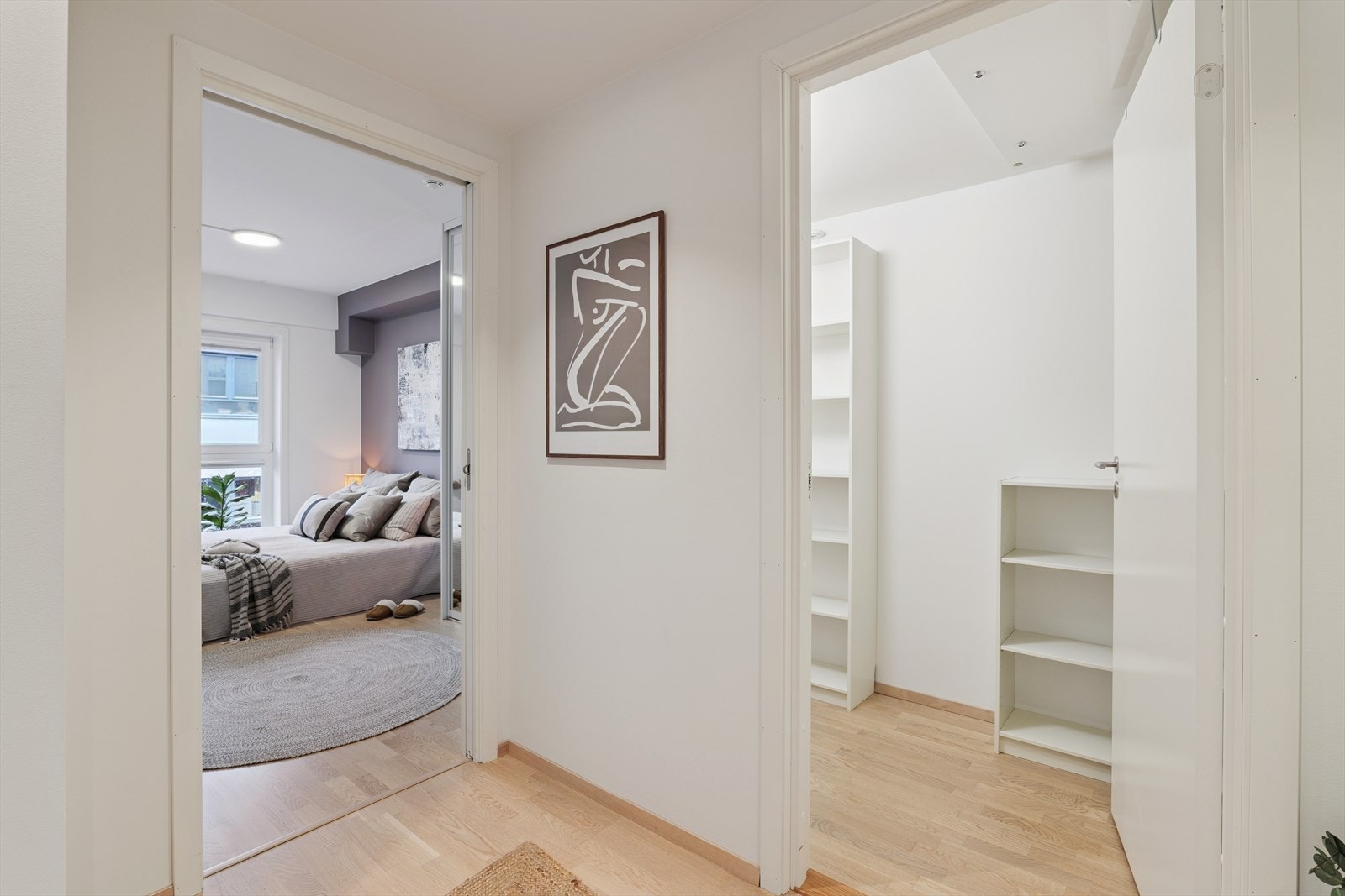 Gang med inngang til bod og soverom. Galleribilde