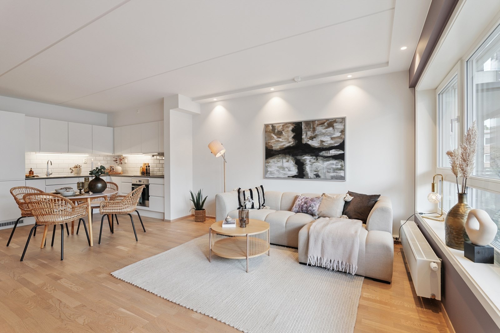 Stue med god plass til stor sofagruppe og spisebord mot kjøkken. Galleribilde