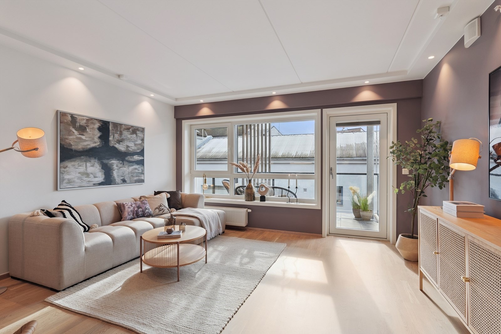 Stue med direkte utgang til en sydvendt balkong. Galleribilde