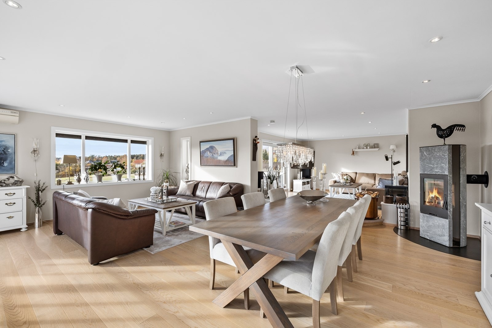 Det er parkettgulv i stuen fra 2023 som er hel-limt til undergulv. Galleribilde