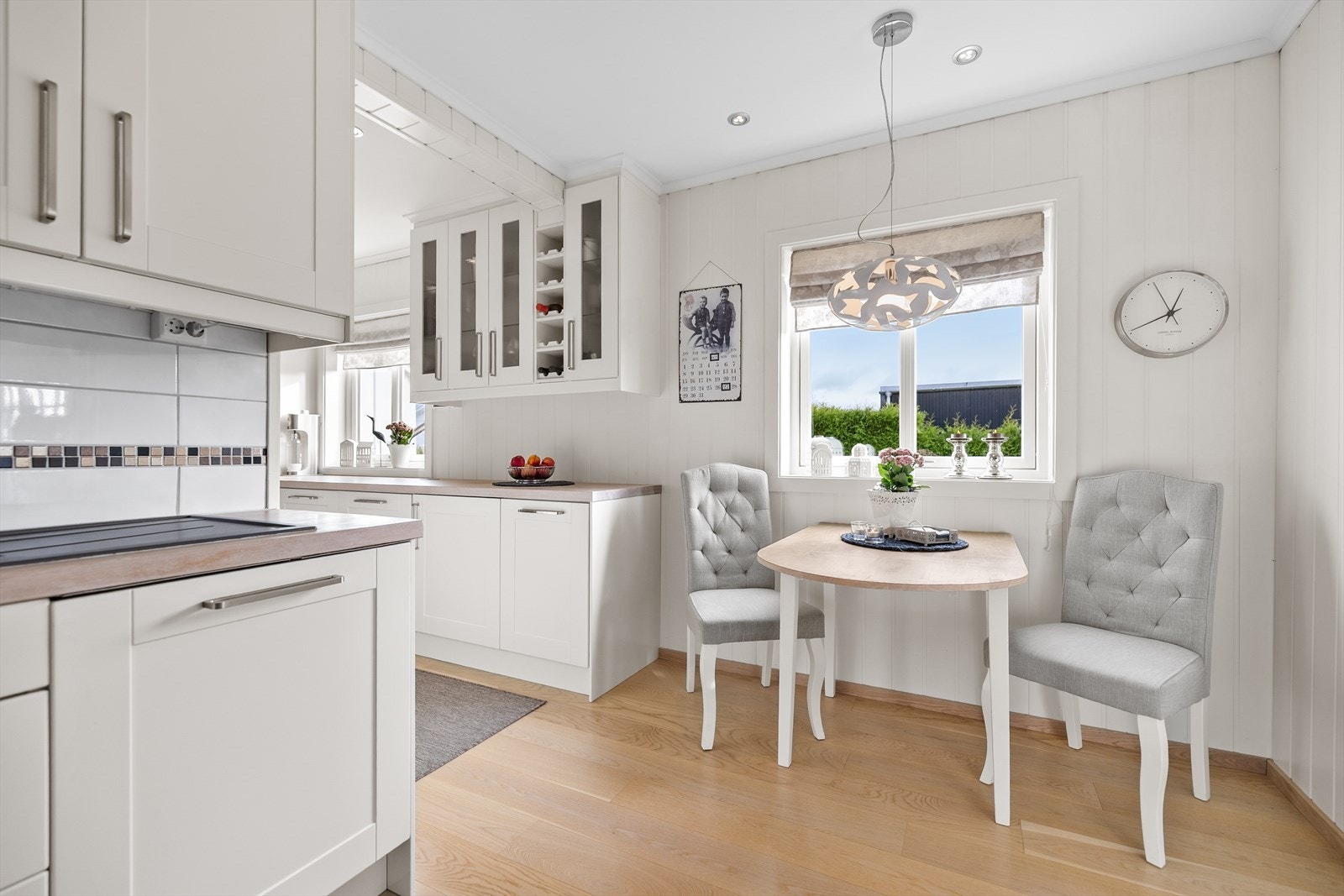 Boligen har et stilrent IKEA kjøkken med masse skap- og benkeplass. Galleribilde