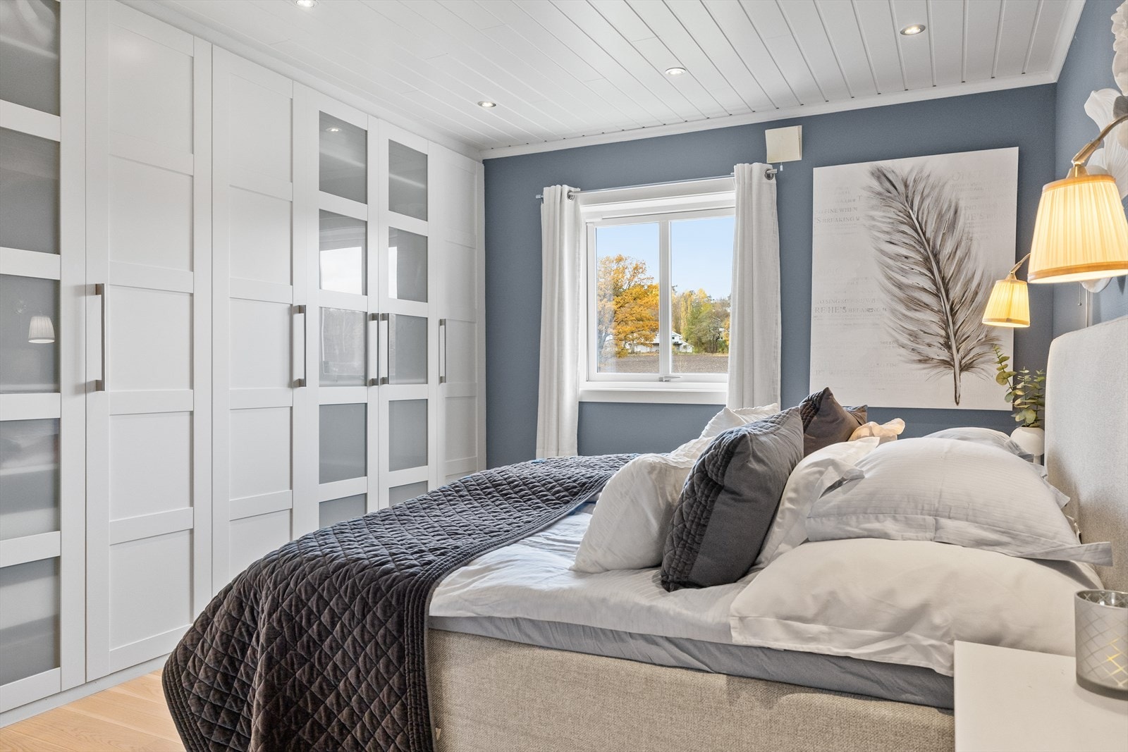 På hovedsoverommet er det også godt med lagringssplass i romslig garderobeskap. Galleribilde