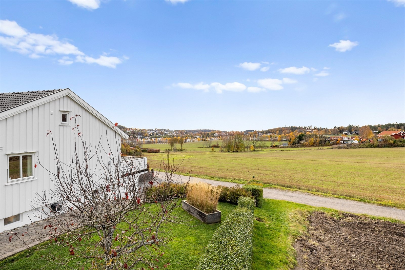 Nærhet til skogsstier, grøntområder og kystnære rekreasjonsmuligheter. Galleribilde