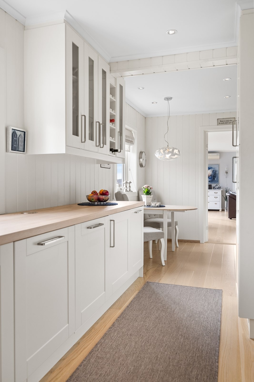 Kjøkkenet fremstår som både praktisk og estetisk tiltalende - et naturlig samlingspunkt i hjemmet. Galleribilde