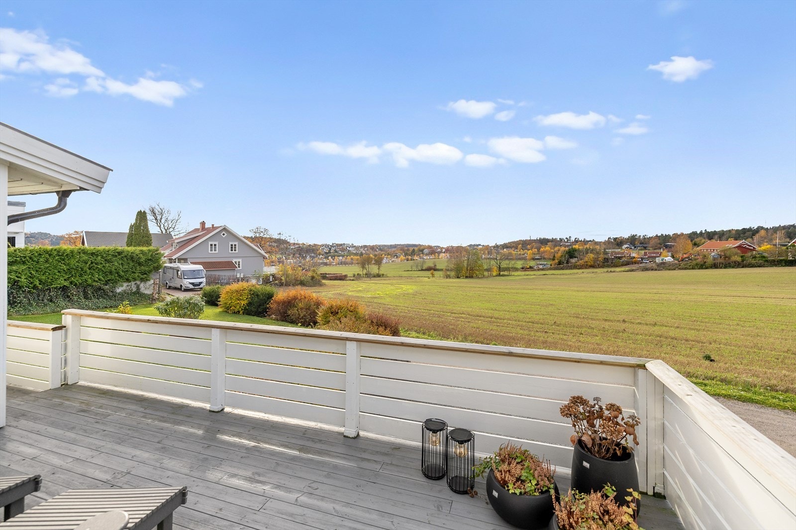 Her kan man nyte roen med utsikt over jordene og nærområdet rundt. Galleribilde