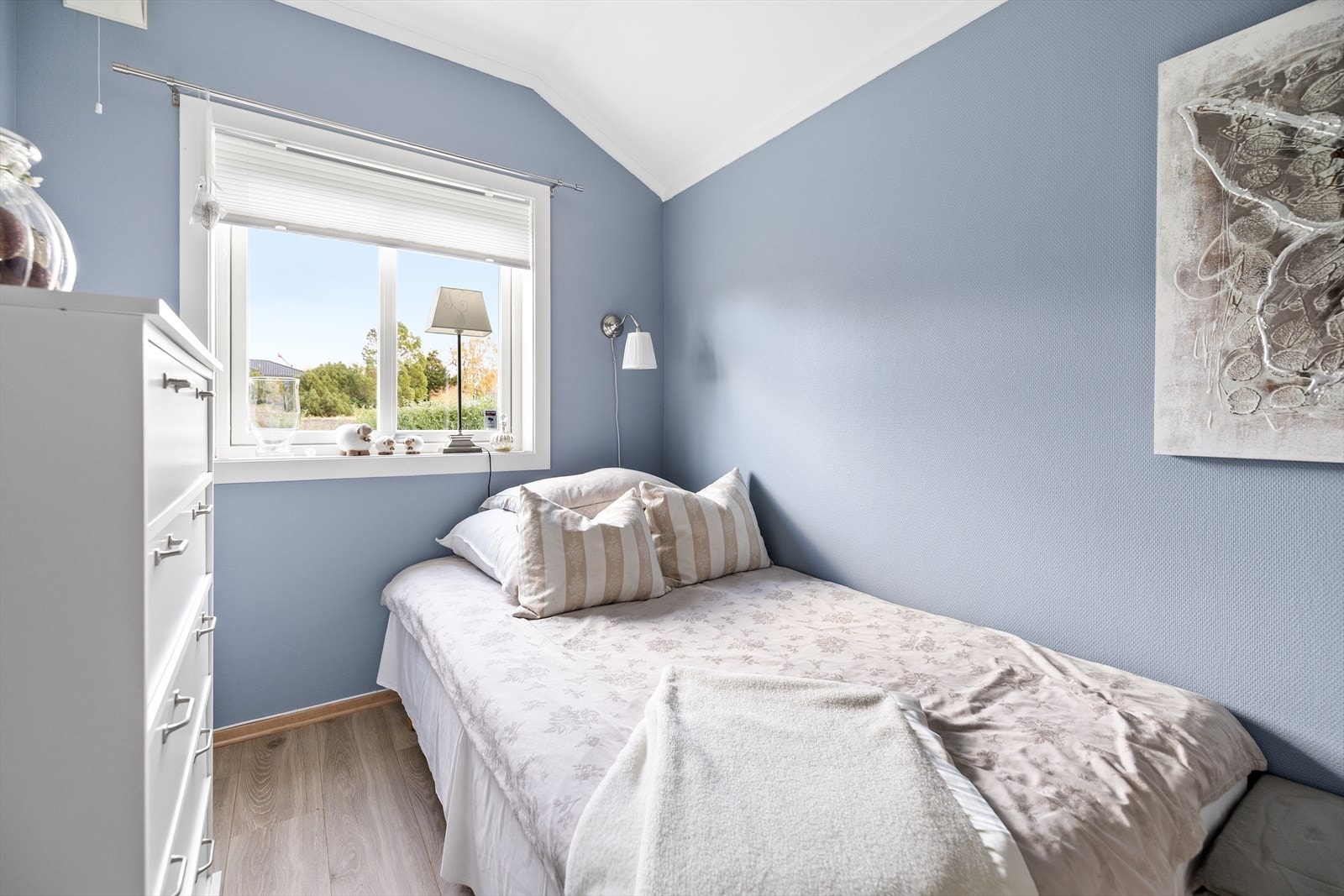 Pent soverom med delikate og tidløse fargevalg. Plass til garderobeskap. Galleribilde